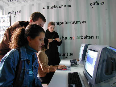 Ausstellungsbesucher an Computern zur Präsentation